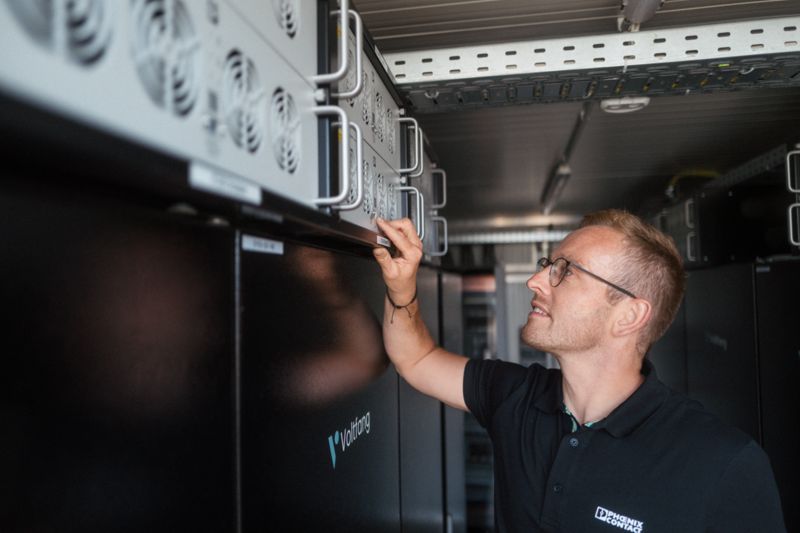 Tobias Lüke prüft die Leistungselektronik im Energiespeicher-Container der Gleichstromfabrik