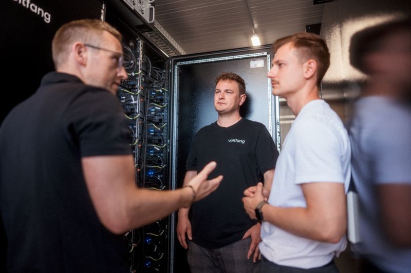 Michael Freudel und Roman Alberti von Voltfang stehen im Batteriespeicher-Container