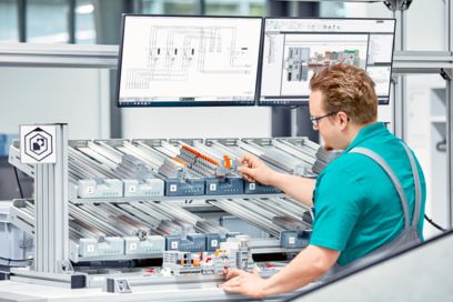 L'uomo della produzione prepara il conduttore per l'installazione nel quadro elettrico 