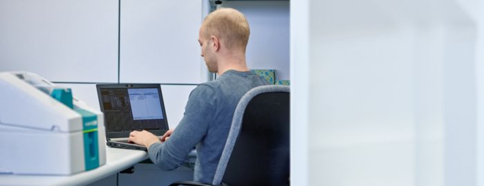 Technical support staff answers questions about marking systems on the laptop