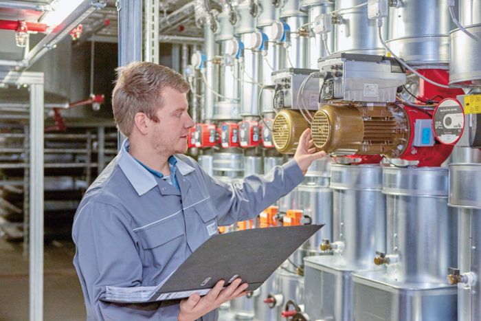 Un técnico documenta el mantenimiento de una instalación de procesos