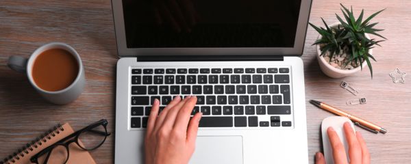 Mehrere gestikulierende Personen