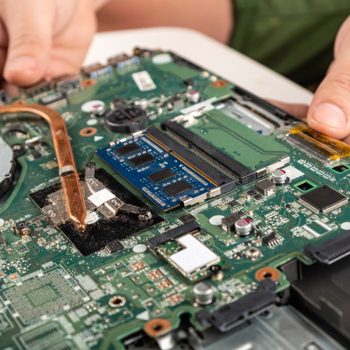 Tecnico che ripara degli Assemblati Elettronici
