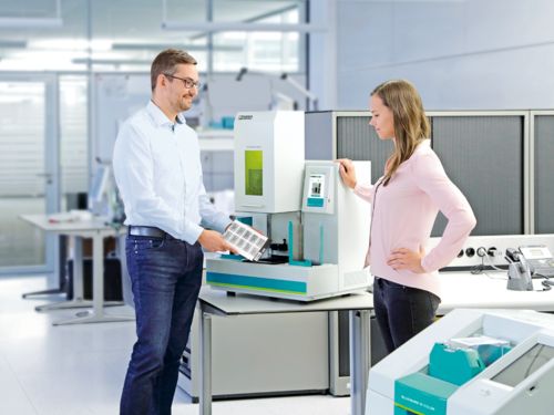 To personer betrakter skriveresultatene til lasermerker TOPMARK NEO