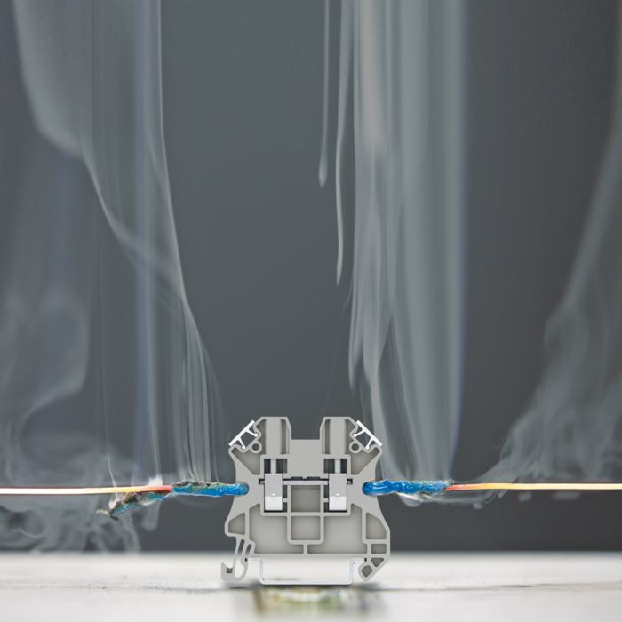 Kwaliteitstest van een schroefklem op kortsluitstroomvastheid tijdens de elektrische test