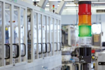 Maschine mit Signalleuchte im Vordergrund