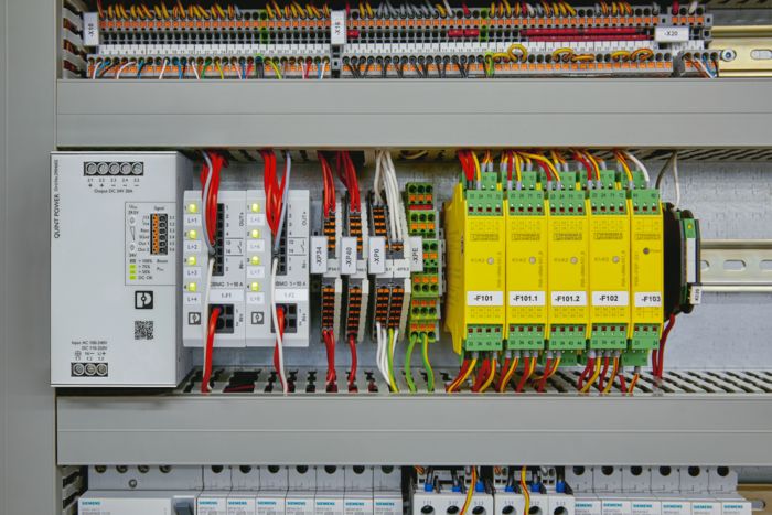 QUINT-POWER-Stromversorgung in einem dezentralen Schaltkasten