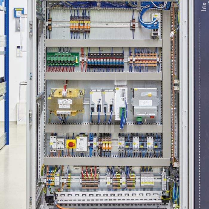 Control cabinet equipped with Push-in connection technology components
