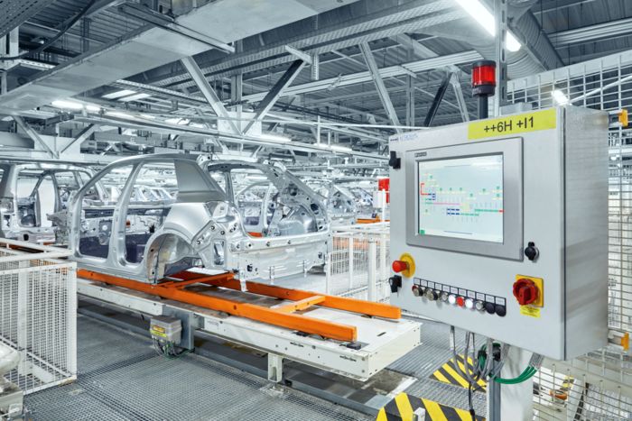Panoramica impianto industriale per la produzione di automobili