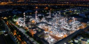 Refinaria de petróleo iluminada à noite
