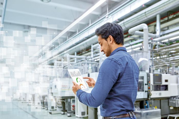 Personne lors d'un cloud computing avec une tablette