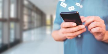 Personne avec un téléphone portable à la main