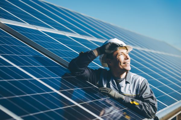 Mann vor Solarpanels