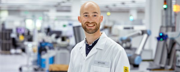 A Phoenix Contact elektronikai gyártásában dolgozó személy