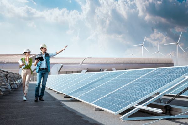 Personen auf einem Dach mit PV-Anlage