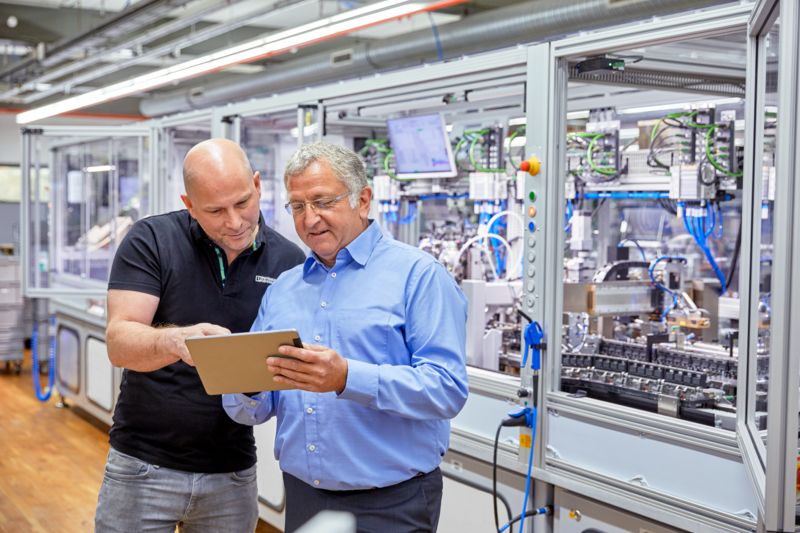 Helmut Schöppner and Mike Klaes in the in-house machine building department
