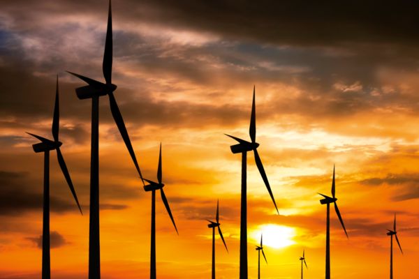 Windturbines bij zonsondergang