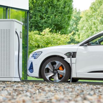 Estaciones de recarga para coches eléctricos frente al Edificio 60