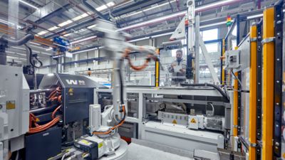 Gépgyártás robotokkal és szállítószalagokkal
