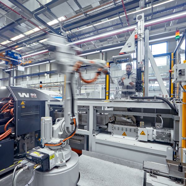 Robot w dużej maszynie z przenośnikiem taśmowym