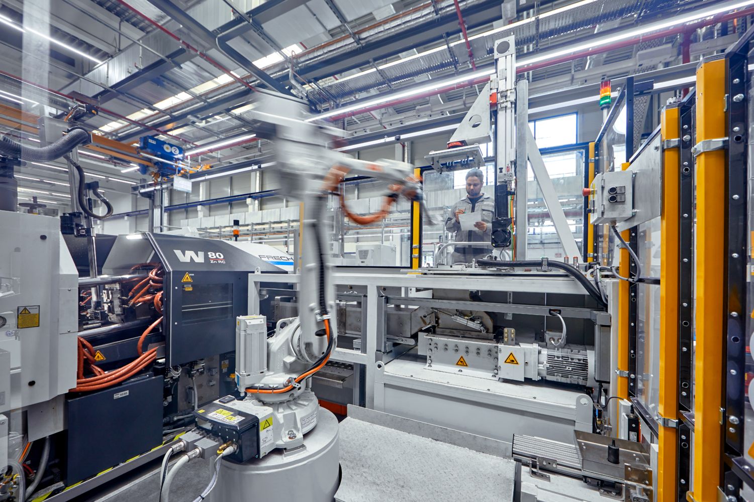 Robot dans une grande machine avec convoyeur