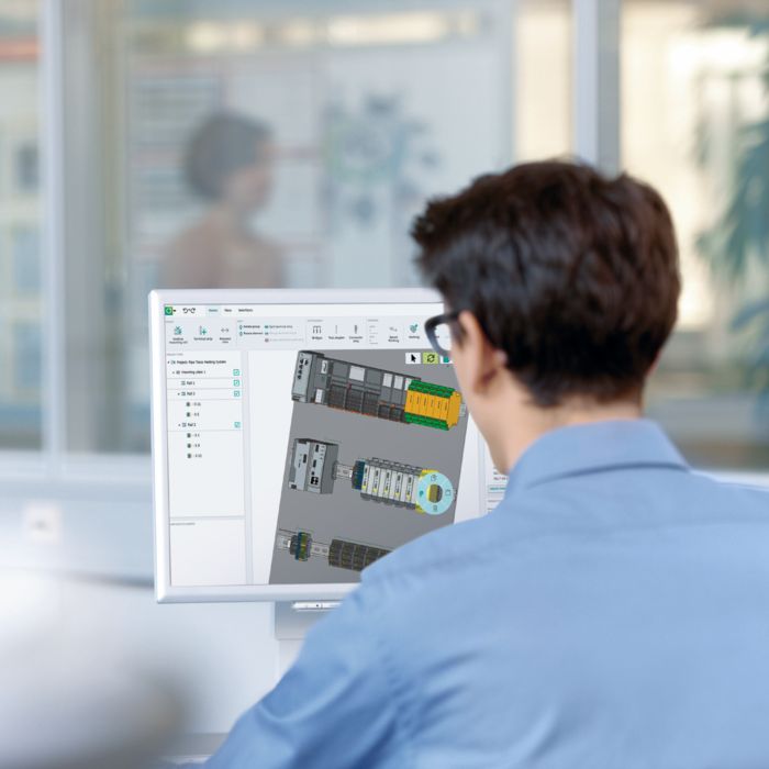 Mann am Bildschirm erstellt ein bestücktes Gehäuse am Produkt-Konfigurator