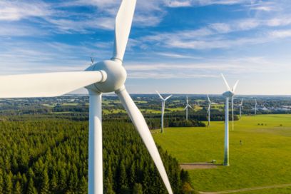 Aerogeneradores en un paisaje verde