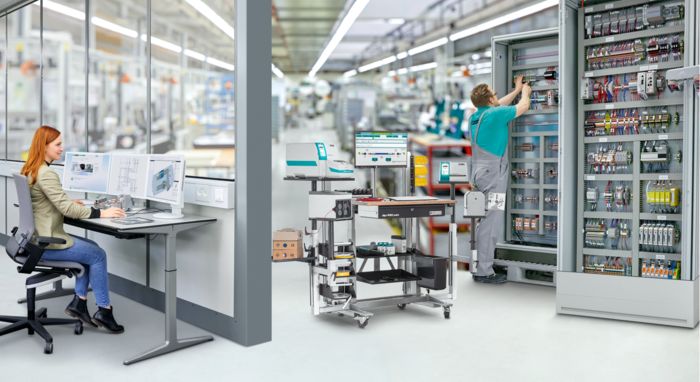 Мужчина работает с clipx WIRE assist и THERMOMARK E SERIES