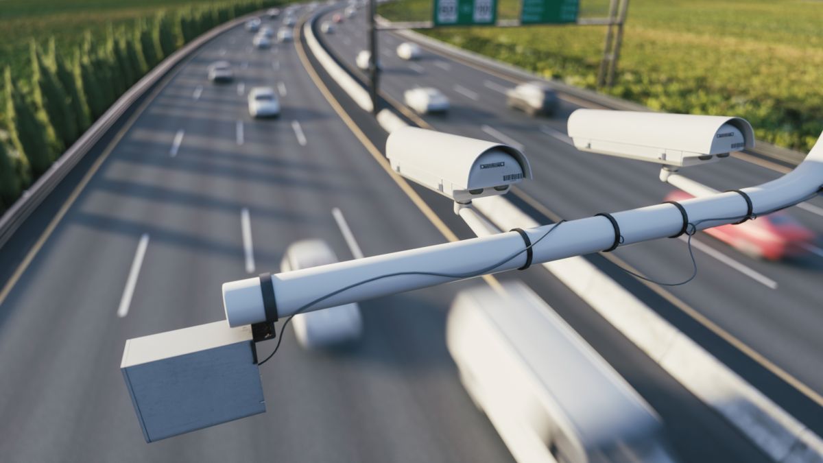 Verkehrskameras über einer Straße