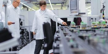 Collaborateurs dans une usine numérique