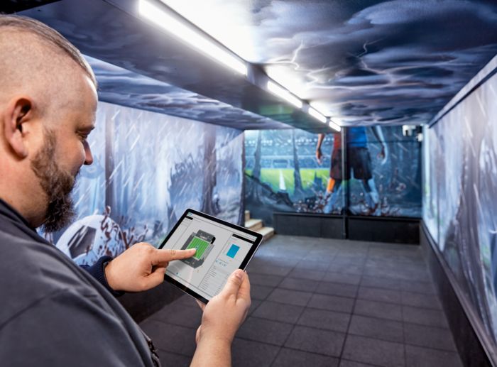 Installateur mit Tablet in der Hand