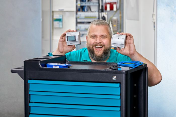 Person som håller EMpro-energimätare i händerna