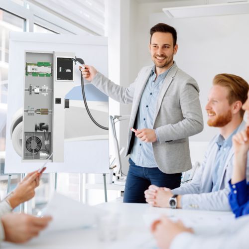 Homme à côté de la technologie de charge pour l'électromobilité