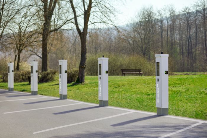 Ladeparkplatz mit Ladestationen