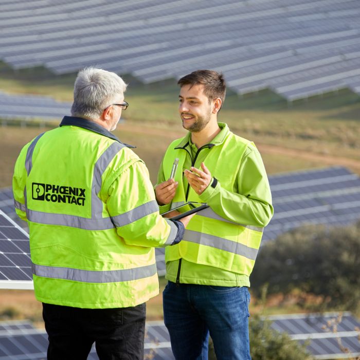 Samtale mellem to mennesker i solcelleparken