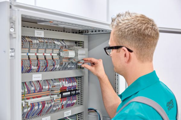 Acondicionadores de señal y transductores de medida MINI Analog Pro en el armario de control