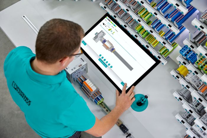 Werknemersassistentiesysteem voor het uitrusten van montagerails met monitor en softwaredisplay
