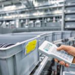 Personne dans la logistique avec un scanner à main