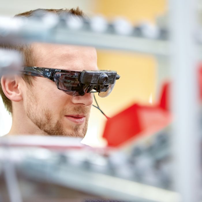Mann mit VR-Brille