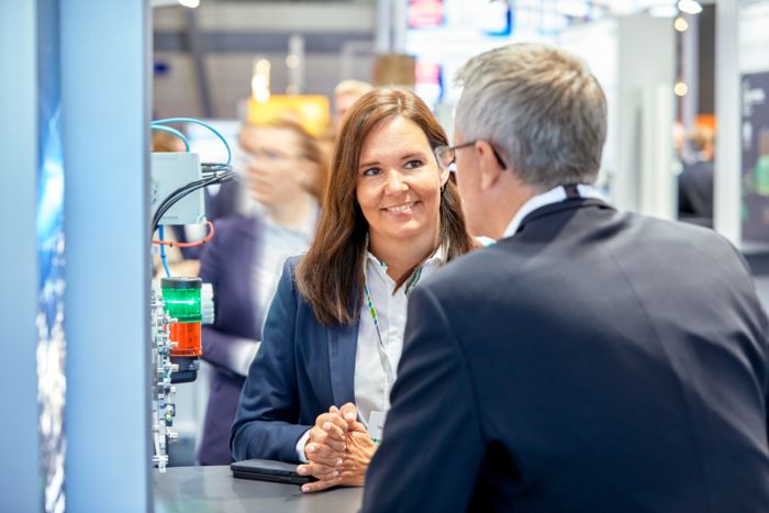 Gespräch am Messestand