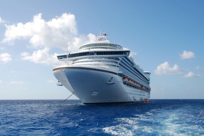 Bateau de croisière en pleine mer