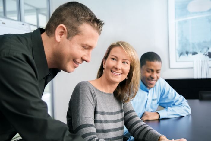 Team am Schreibtisch besprechen Produktentwicklung