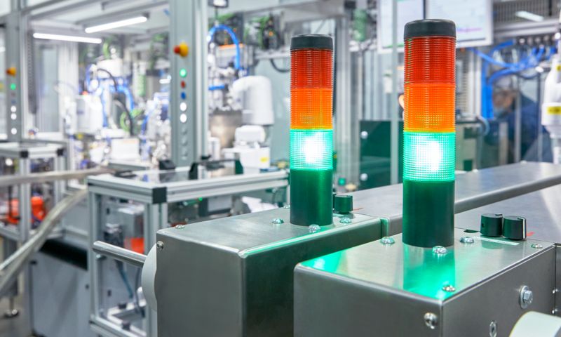 Máquina con una luz de señalización en primer plano