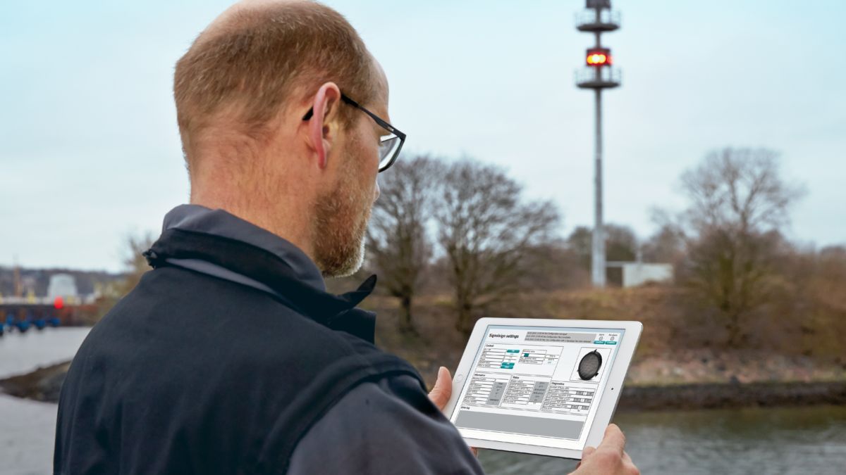 Service personnel accessing mobile operating data