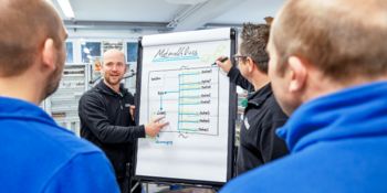 Als onderdeel van het procesadvies presenteren twee personen het onderwerp materiaalstroom op de flip-over