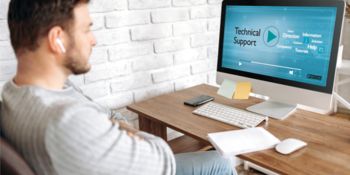 Mann schaut Tutorials zur Konfiguration der DC-USV auf einem PC