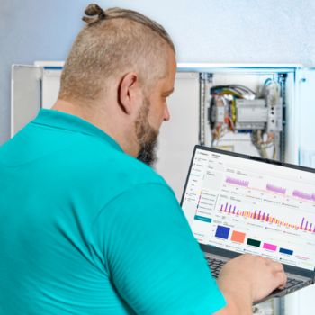 Person, die einen Laptop zur Datenauslese nutzt