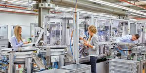 Machine building at Phoenix Contact with employees