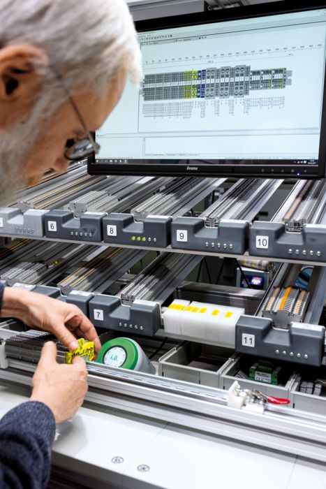 Pick-by-light-werkplaats aan de montagelijn van de leerstoel voor productiesystemen 