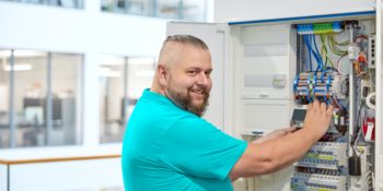 Elektroinstallatør ved automasjonskap